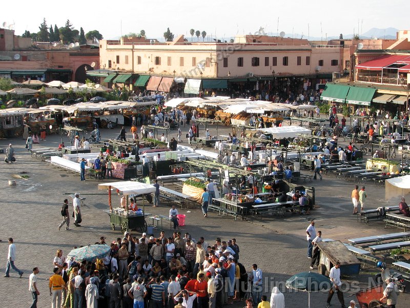 Jama el Fna - preparing for sunset