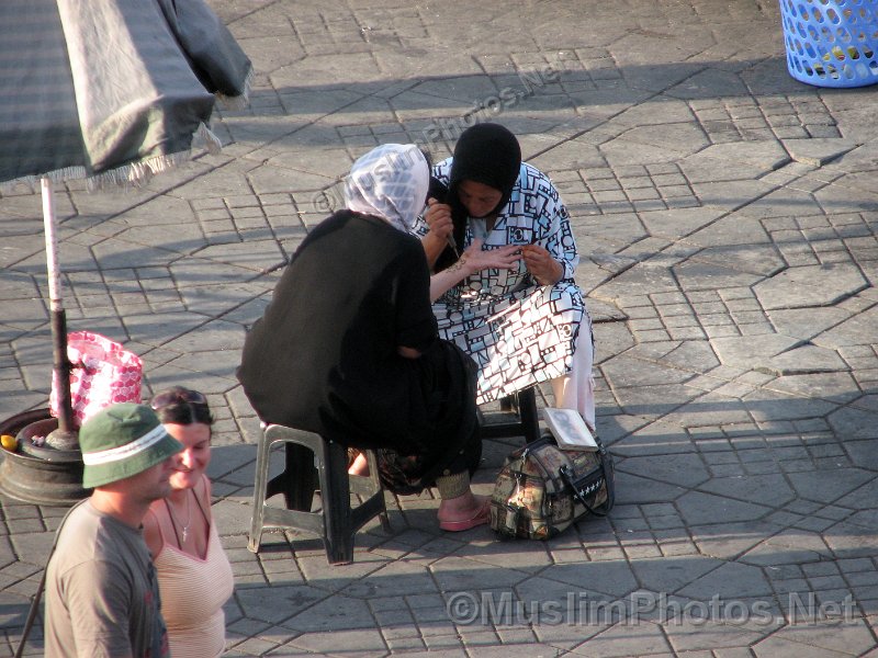 Jama el Fna - henna painter